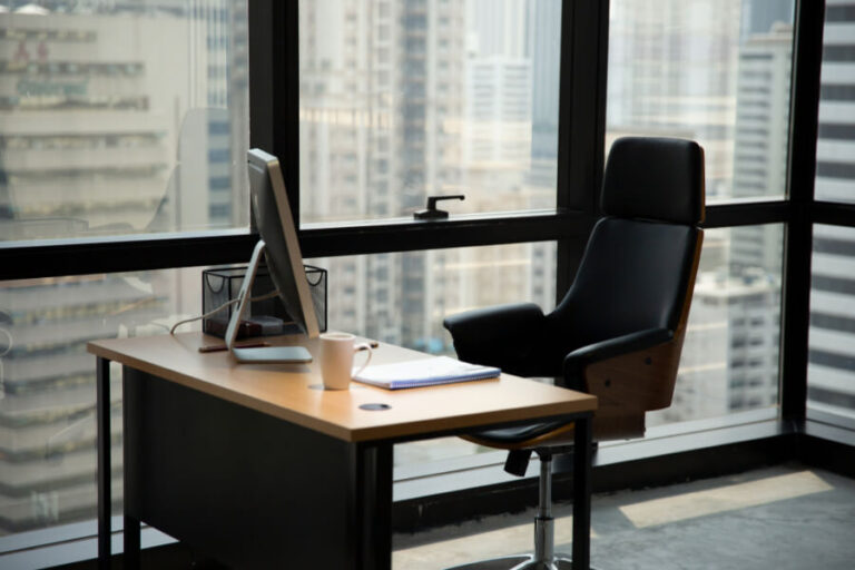 Kompiuterinių kėdžių kainos krenta
